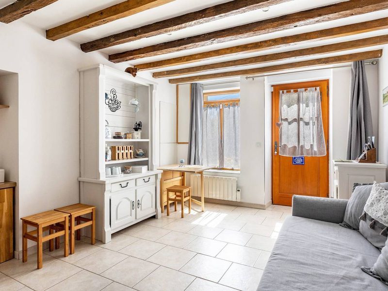 Salon de La Laiterie avec poutres apparentes