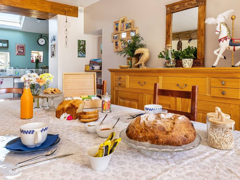 Petit-déjeuner maison servi sur place